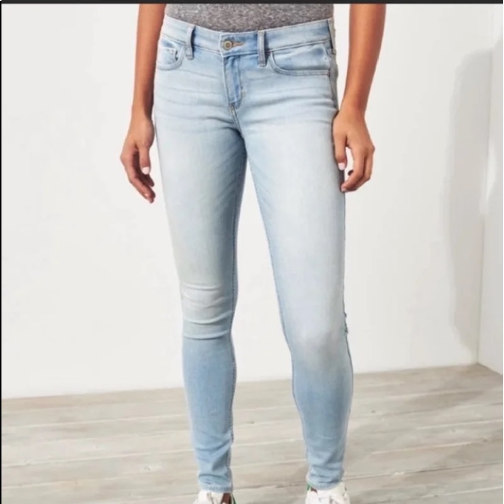 Hollister Low Waisted Skinny Jeans Size 1S (W25)
